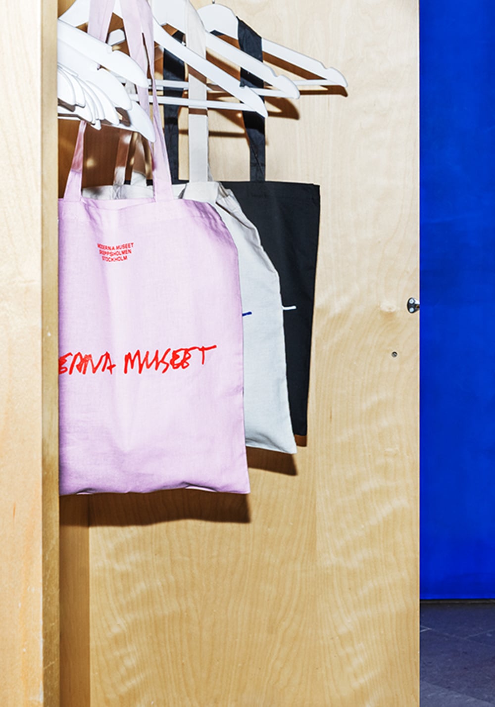 Tote bag, Moderna Museet, Light pink base with red print - 画像2